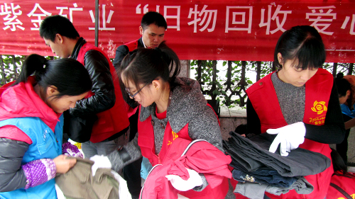 6008集团官方网站矿业职工踊跃捐赠衣物献爱心