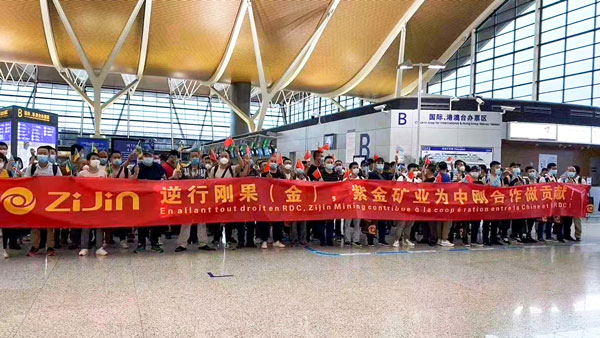 6008集团官方网站矿业首趟“点对点”包机护送员工赴刚返岗