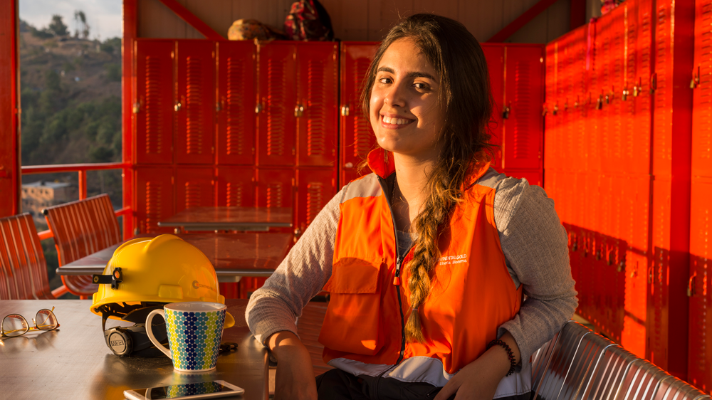 大陆黄金誊写矿业巾帼《金色青春》