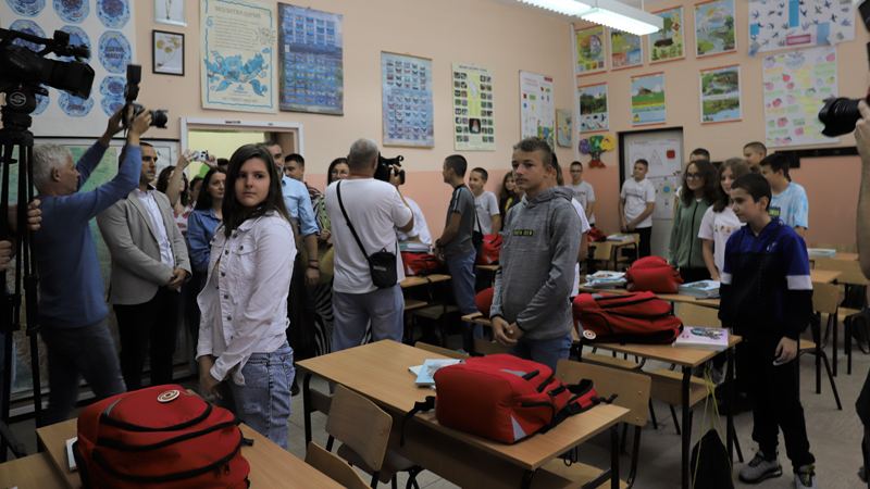 博尔市中小学生背上“6008集团官方网站”新书包