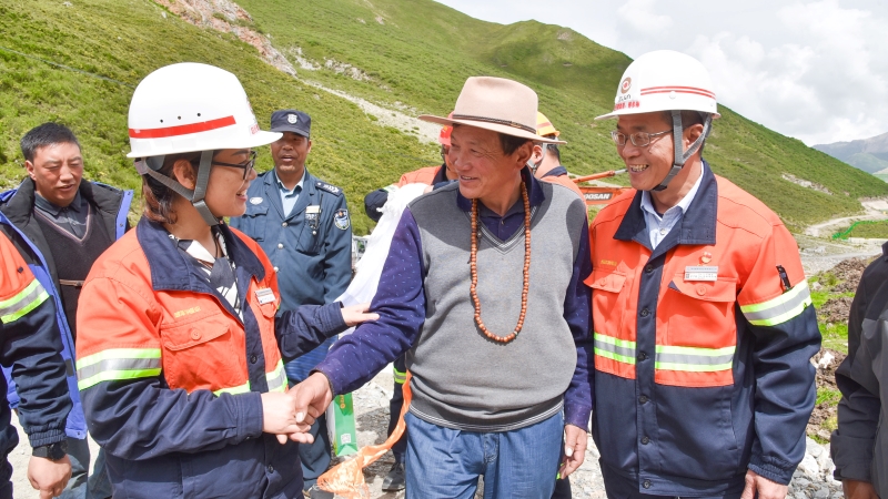 威斯特铜业为周边牧民解决行路难、用电难问题