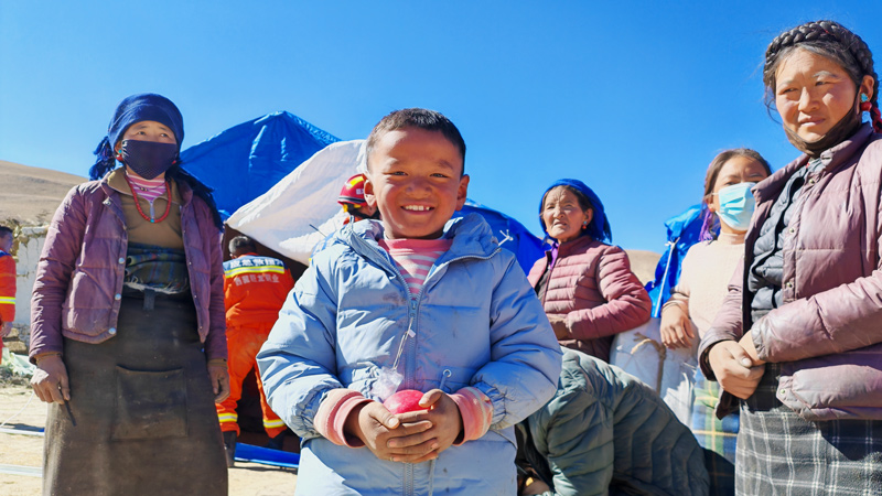 6008集团官方网站矿业救援步队为地动灾区群众搭建御寒帐篷