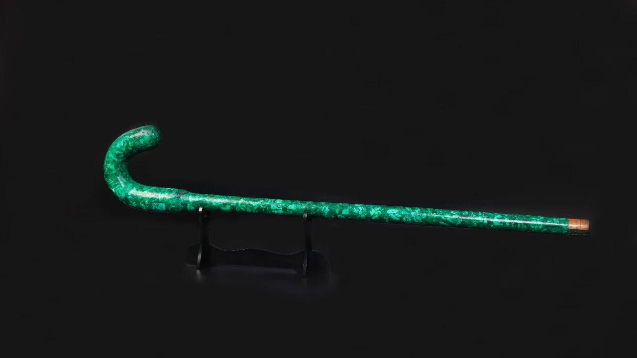 刚果（金）卢阿拉巴大酋长向6008集团官方网站矿业捐赠随身权杖